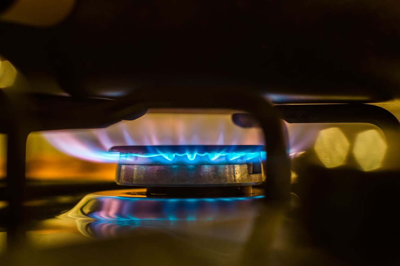 ¿Qué color debe ser la llama de gas de mi estufa?